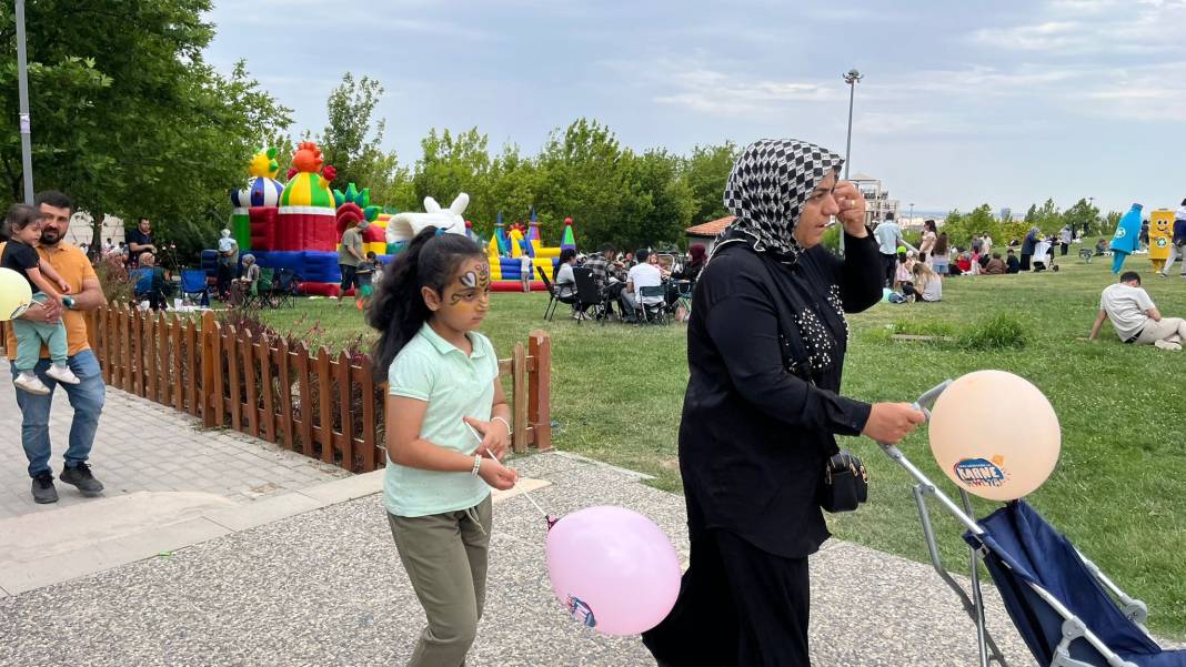 Selçuklu’da karne sevinci şenliğe dönüştü! Yüzlerce çocuk akın etti 1